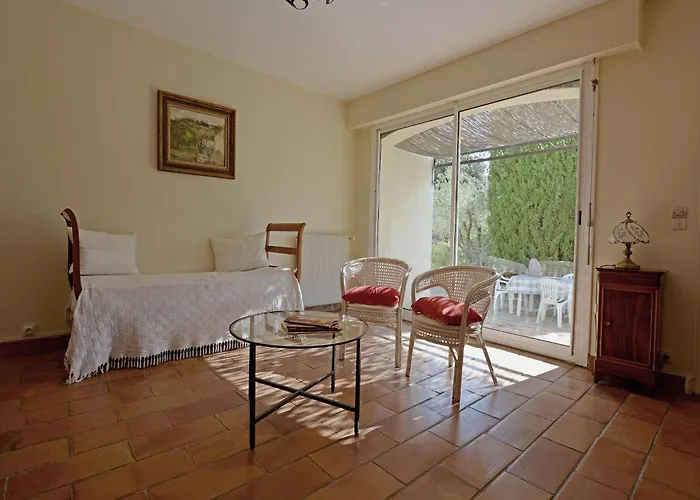Villa Mediterranean Garden Retreat *